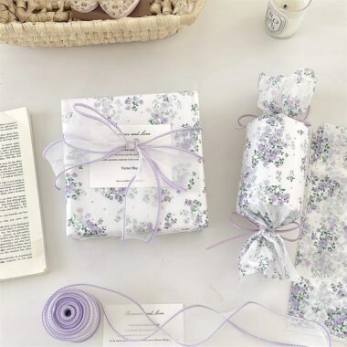 Light purple bouquet decorative gift wrapping paper
