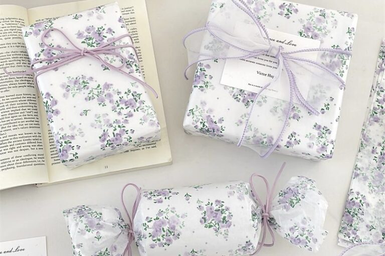 Light purple bouquet decorative gift wrapping paper