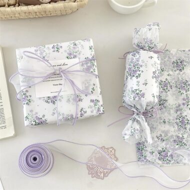 Light purple bouquet decorative gift wrapping paper