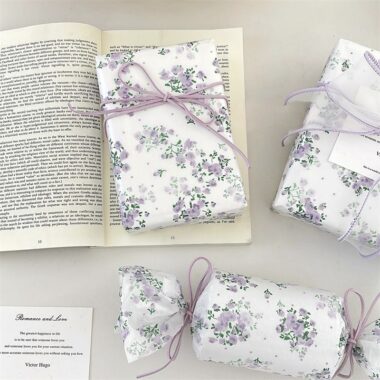 Light purple bouquet decorative gift wrapping paper