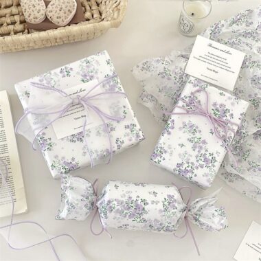 Light purple bouquet decorative gift wrapping paper